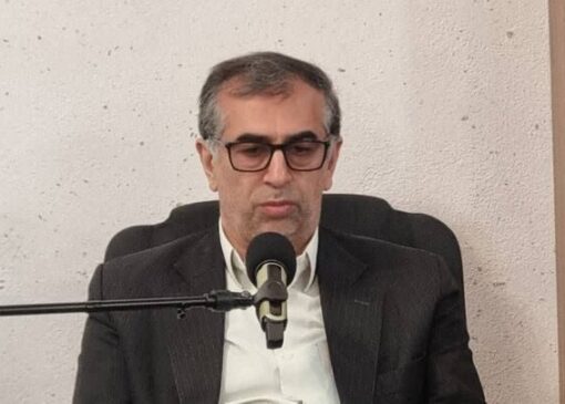 کارگران در خط مقدم جبهه تولید ایستاده اند