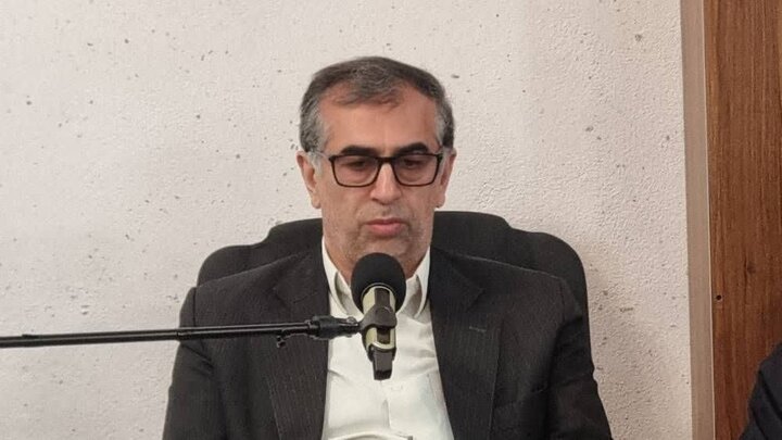 کارگران در خط مقدم جبهه تولید ایستاده اند