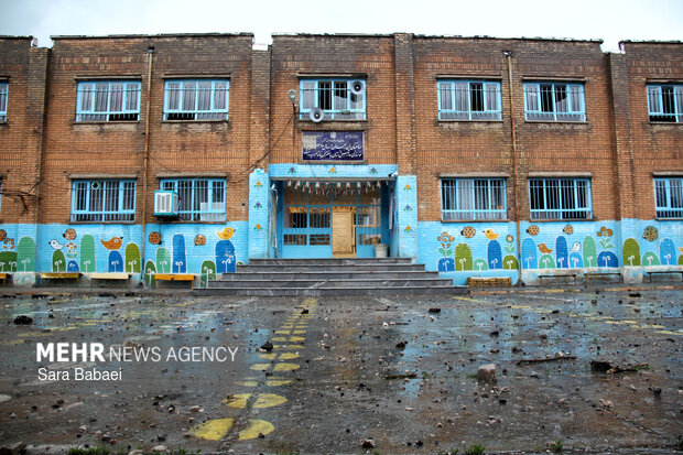 گرمای یک نگاه در سرمای سکوت؛ خورشیدِ مدرسه سمیه غروب نمی‌کند