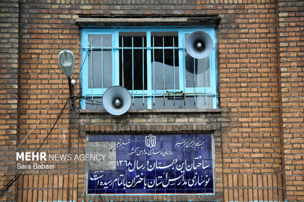 گرمای یک نگاه در سرمای سکوت؛ خورشیدِ مدرسه سمیه غروب نمی‌کند