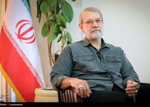 عکسی قدیمی از شهید لاریجانی در کنار رهبر شهید انقلاب