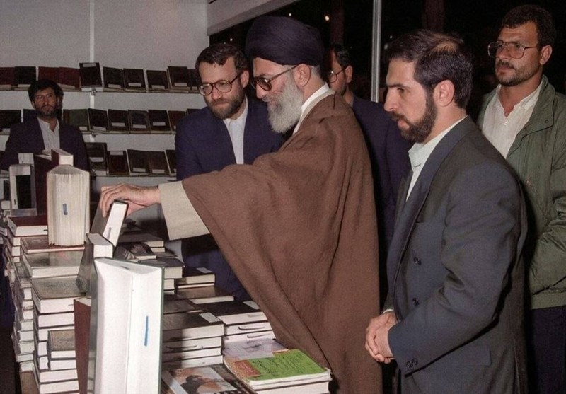 عکسی قدیمی از شهید لاریجانی در کنار رهبر شهید انقلاب شهید , نمایشگاه کتاب , کتاب ,
