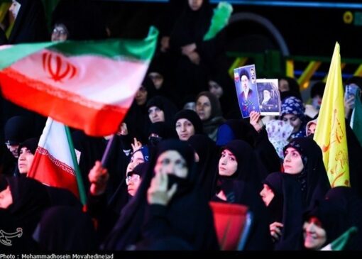 خانواده شهدای سادات به خیابان کشور دوست می‌روند