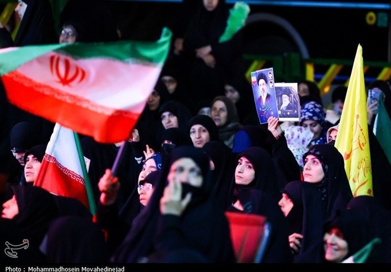 خانواده شهدای سادات به خیابان کشور دوست می‌روند