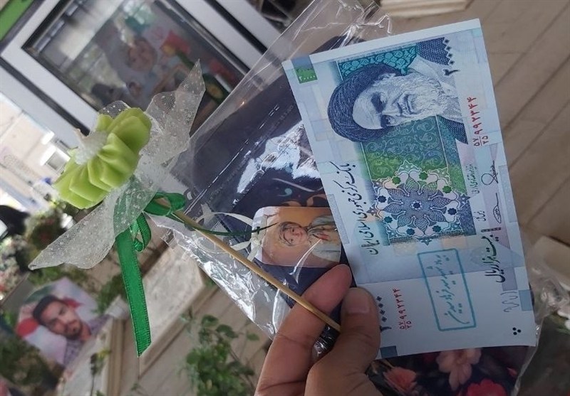 عید غدیر در کنار شهدای قطعه 42؛ عیدی دادیم و قول عیدی گرفتیم شهید , گلزار شهدا , غدیر خم | عید غدیر خم , خانواده شهدا , جنگ آمریکا و رژیم صهیونیستی علیه ایران , شهدای جنگ 12 روزه , جنگ تحمیلی 12 روزه رژیم صهیونیستی علیه ایران , جنگ رمضان , شهید ابراهیم هادی ,