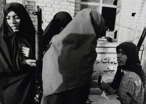 اسلحه همه خراب شد الا مریم امجدی/آدیداس سفید به‌جای پوتین‌!