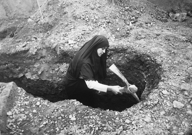 اسلحه همه خراب شد الا مریم امجدی/آدیداس سفید به‌جای پوتین‌!