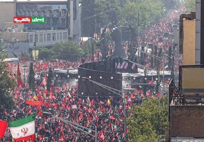 اینجا خیابان انقلاب، قلب تپنده ایران عزیز