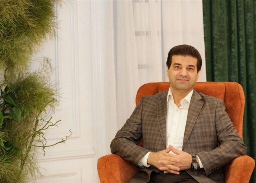 «لب پنجره نشسته بود»؛ روایتی از خوانده شدن انسان در آیینه قرآن