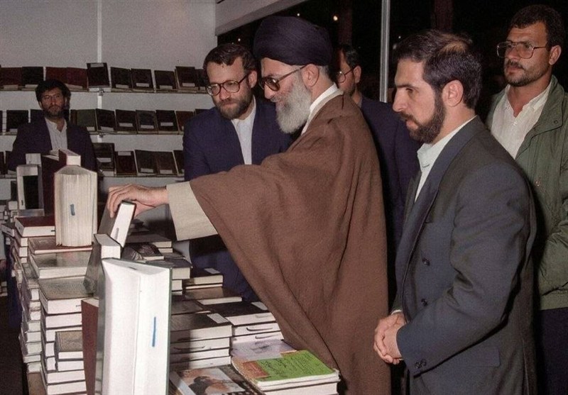 آقای کتابخوان؛ ماجرای 300 کتاب کهنهای که رهبر شهید خودشان صحافی کردند کتاب , شهید امام خامنه ای (ره) , شهید , تقریظ , محسن مومنی شریف ,