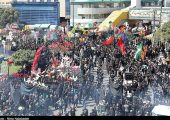 حرکت دسته عزاداری شهادت امام رضا (ع) به سمت بیت رهبر شهید