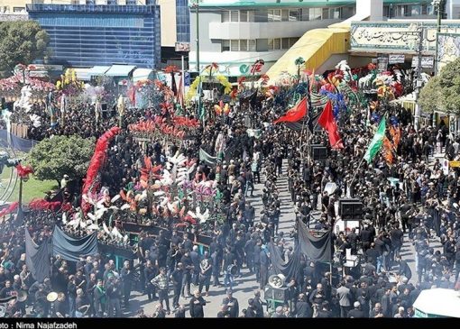 حرکت دسته عزاداری شهادت امام رضا (ع) به سمت بیت رهبر شهید
