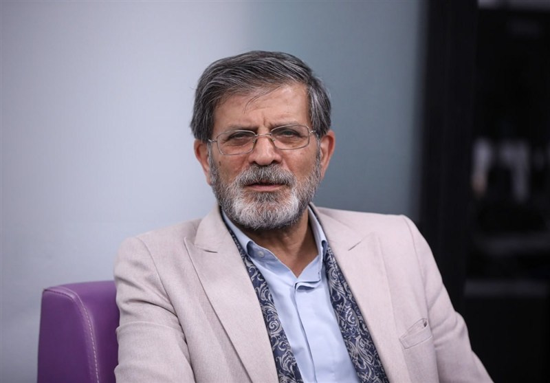 روایت ناصر فیض از «اتاق سیگار» و حاشیههای دیدار شاعران با رهبر شهید روایت ناصر فیض از «اتاق سیگار» و حاشیههای دیدار شاعران با رهبر شهید