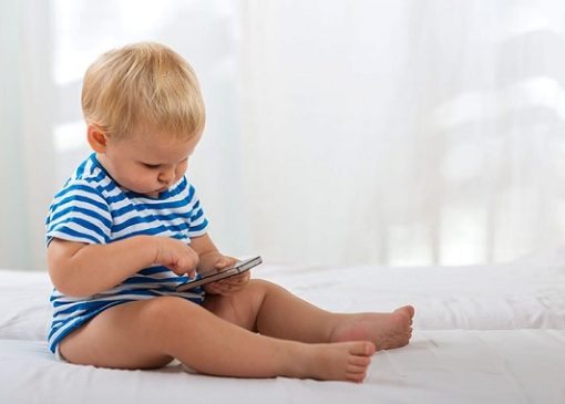 موبایل را ابزار سرگرم کردن و ساکت کردن کودک نکنیم